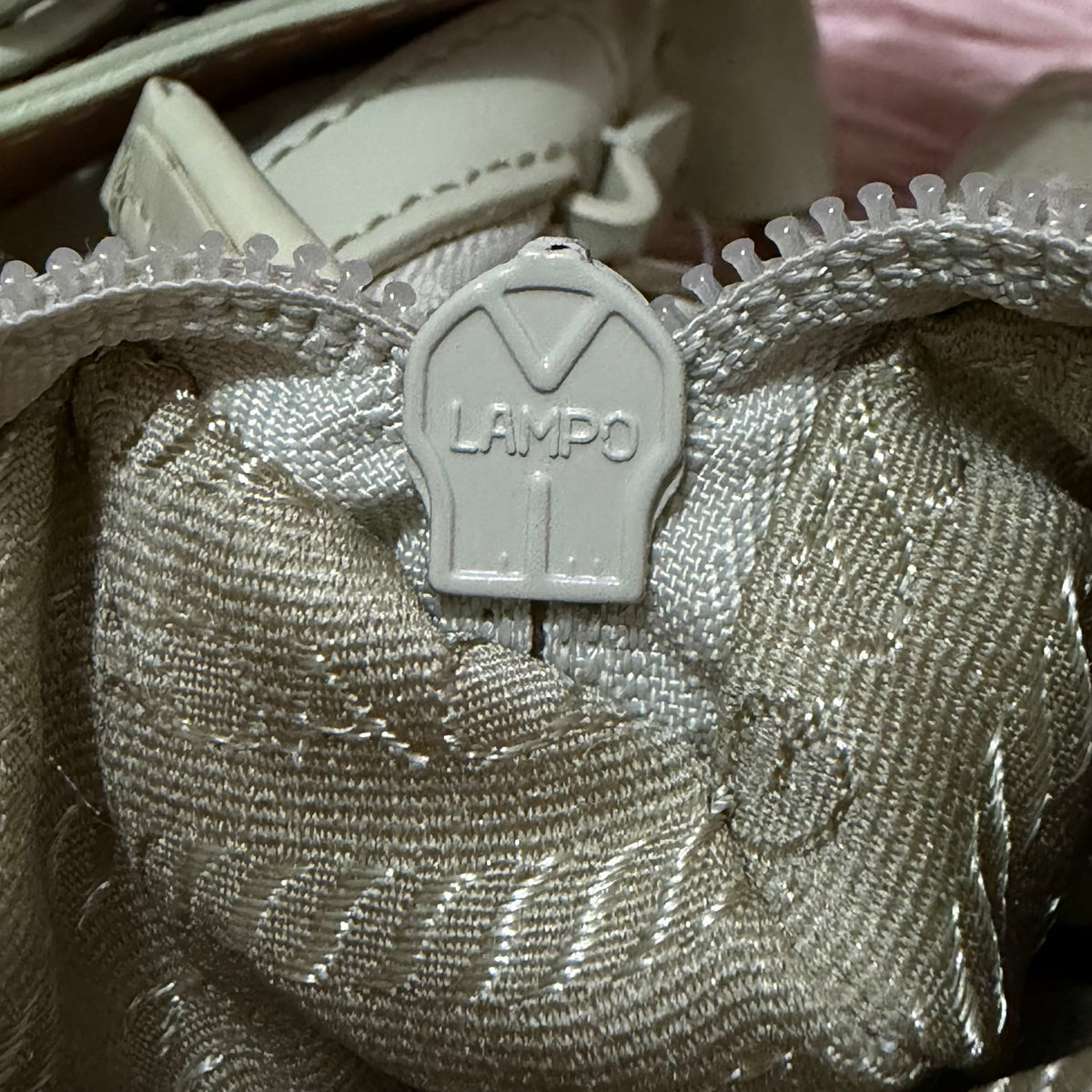 Prada bolsa nylon hobo